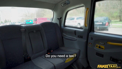 Грудастая эскортница в чулках отдалась таксисту в качестве платы за проезд