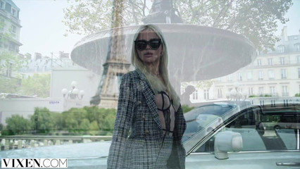 Роскошная молодая блондинка забавляется с большим членом в Париже