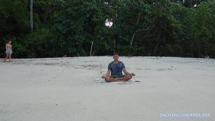 Сосу на пляже незнакомцу, пока он медитирует